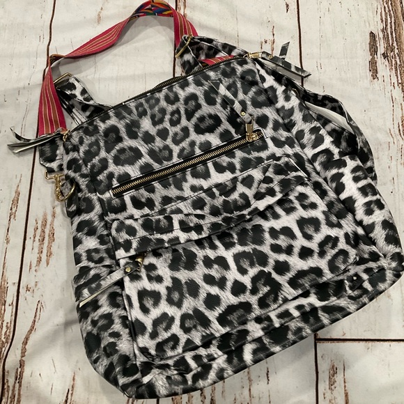 NWOT MODERN & CHIC FAUX LEATHER CONVERTIBLE TOTE STRAP BACKPACK - Picture 6 of 6